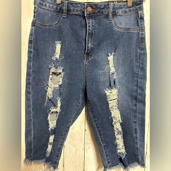 Fashion Nova Distressed Bermuda Short Jeans Size 13 - Picture 4 of 10